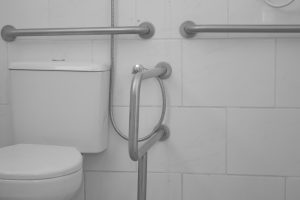 banheiro-adaptado-idoso-locamed
