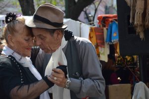 casal-idosos-dancando-locamed