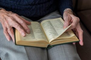 leitura-atividade-idosos-locamed