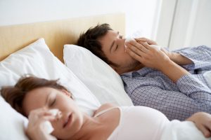 casal-deitado-na-cama-com=gripe