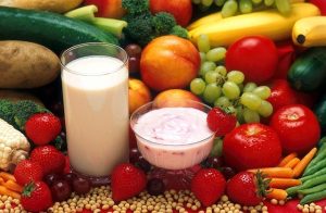 frutas-e-alimentos-derivados-leite-saude-musculos-idosos-locamed-bh